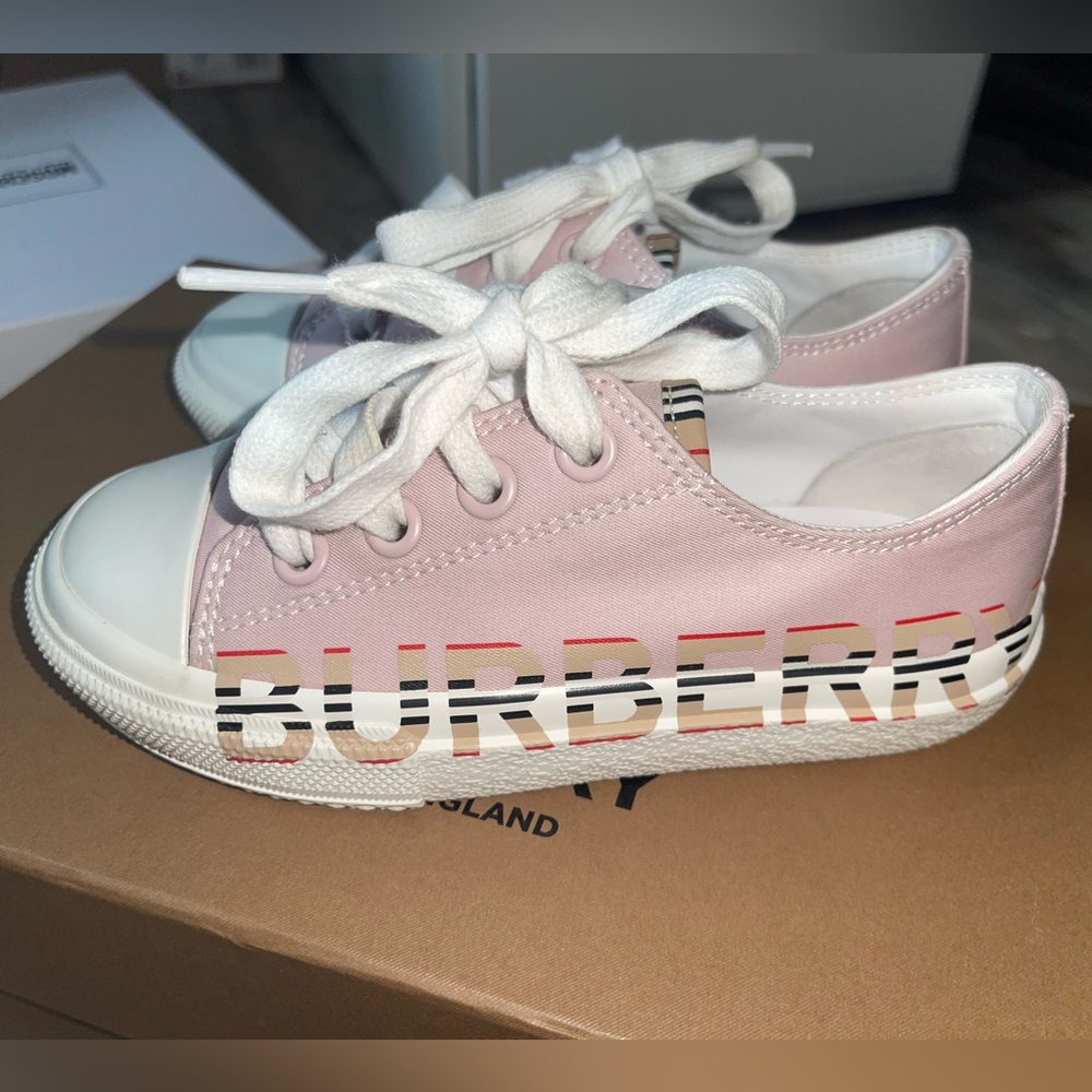 Burberry Mini Larkhall Lace-up 27